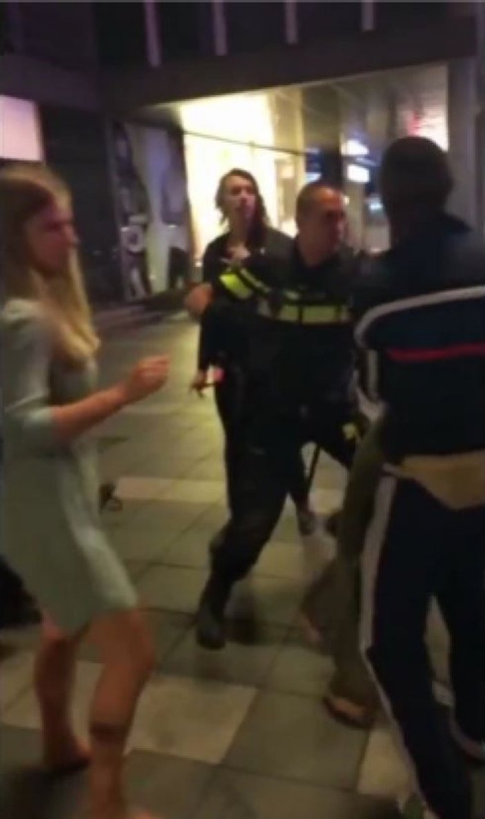 Hollanda polisinden kadına yumruklu müdahale