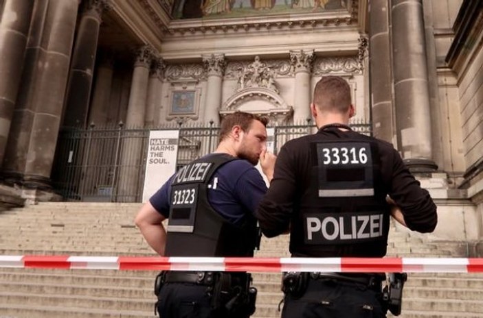 Almanya'da polise saldırı