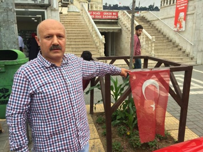 Türk bayrağını yere atan kişi aranıyor