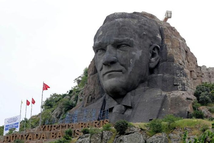 İzmir'de 42 metrelik Atatürk maskına bakım yapıldı