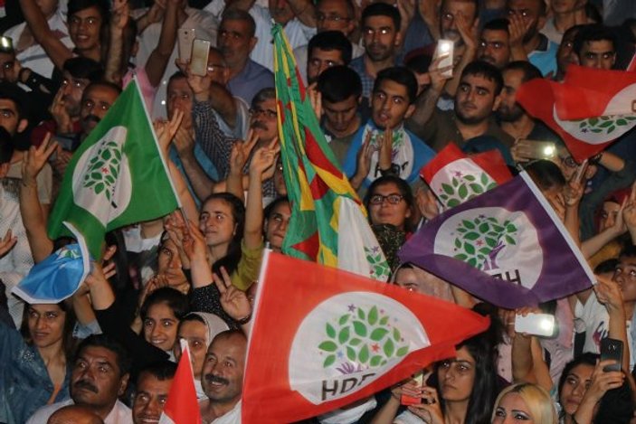 Batman'daki HDP mitinginde PKK paçavrası açıldı