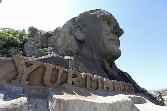 İzmir'de 42 metrelik Atatürk maskına bakım yapıldı
