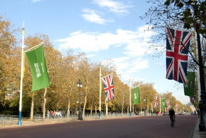 İngiltere'de Suudi bayrağına toplatma kararı
