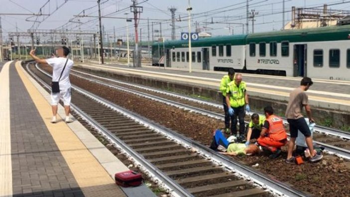 Tren kazasında selfie çeken adam