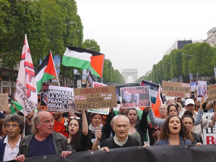 Netanyahu Paris'te protesto edildi