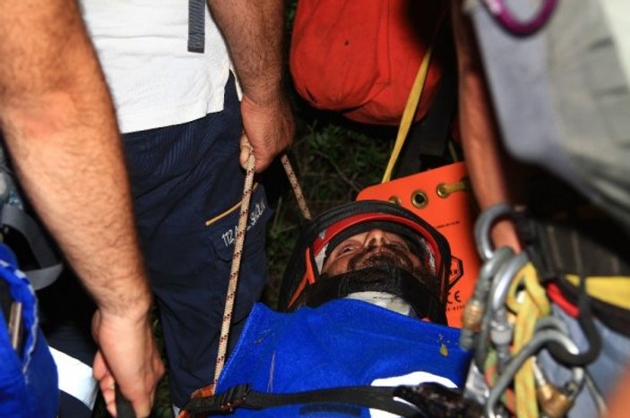 Kayalıklardan düşen kişi 6 saat sonra kurtarıldı