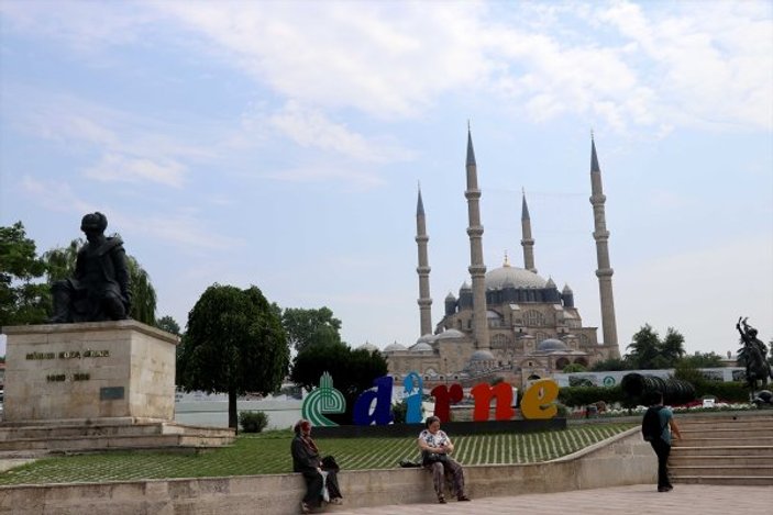 Selimiye Camisi'ne gelen turistler sayılıyor
