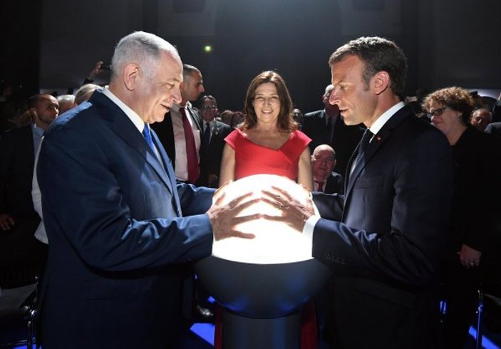 Netanyahu ile Macron küre ile poz verdi