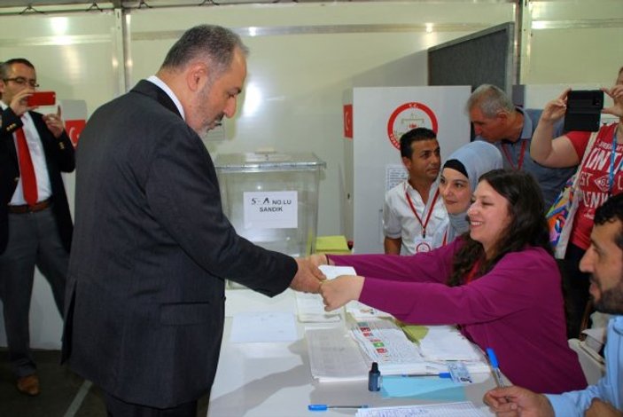 AK Partili milletvekili Yeneroğlu Almanya'da oy kullandı