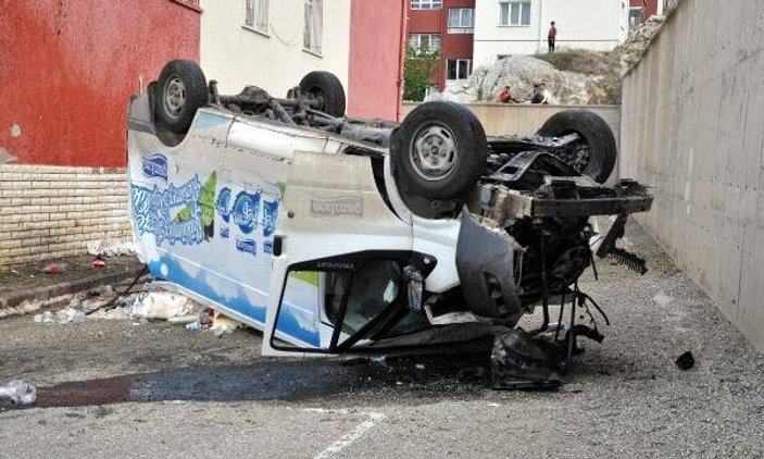 Ankara'da minibüs okul bahçesine düştü