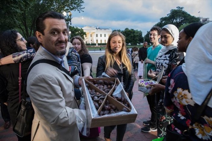 Beyaz Saray'da ilk iftar yemeği protesto edildi