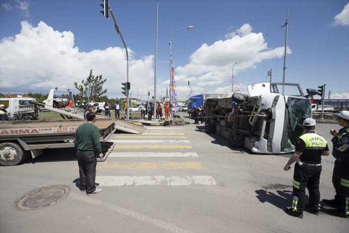 Kars'ta otomobil askerleri taşıyan midibüse çarptı