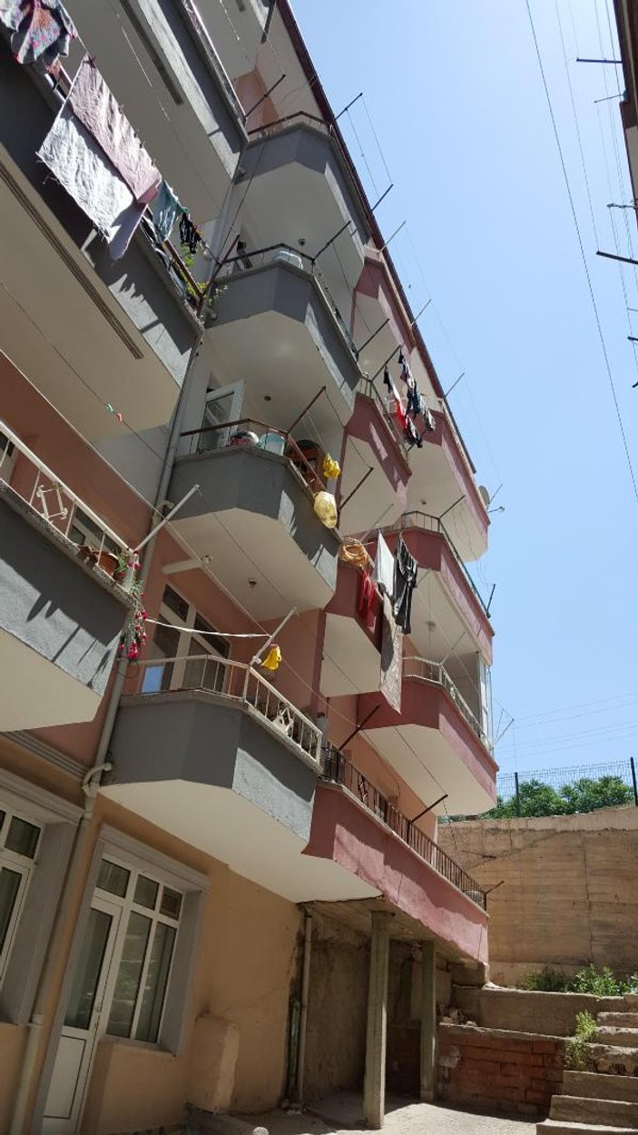 4'üncü kattan düşen Zeynep'i çamaşır ipleri kurtardı