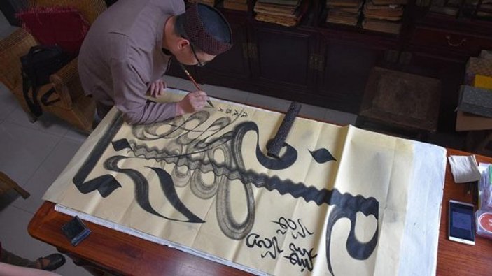 Çinli hattat yüzlerce yıllık sanatı yaşatıyor