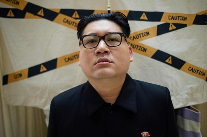 Singapur'da Kuzey Kore liderine benzeyen kişiye sorgulama