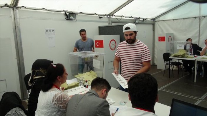 Yurtdışı Türklerinin oy kullanımı devam ediyor