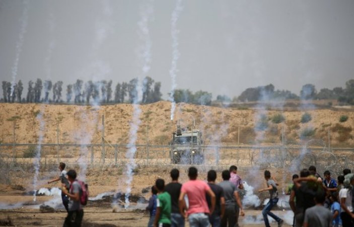İsrail Gazze sınırında 100 Filistinliyi yaraladı