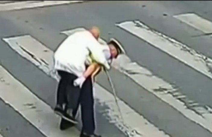 Çin polisi yaşlı adama yardım etti