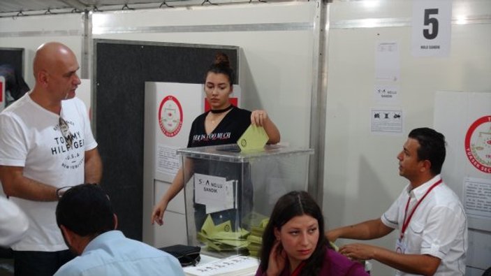 Yurtdışı Türklerinin oy kullanımı devam ediyor