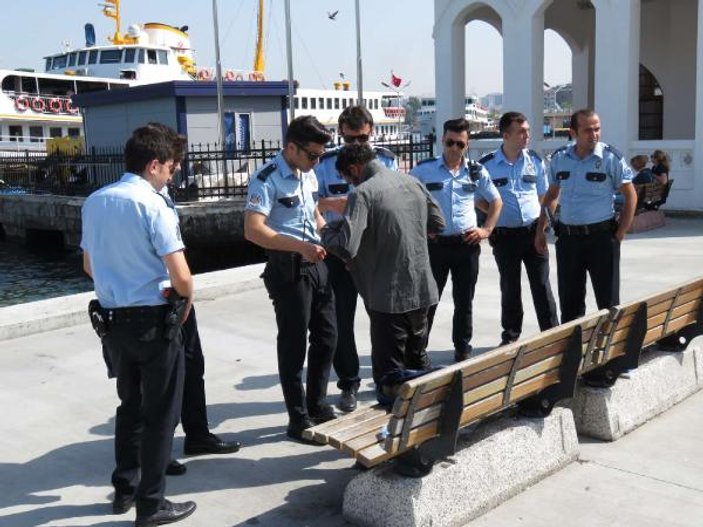 Denize düşen Suriyeliyi polis kurtardı