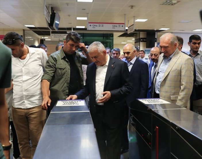 Başbakan, metro ve Marmaray'ı kullandı