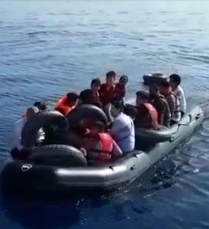 Bot içinde 21 kaçak göçmen yakalandı