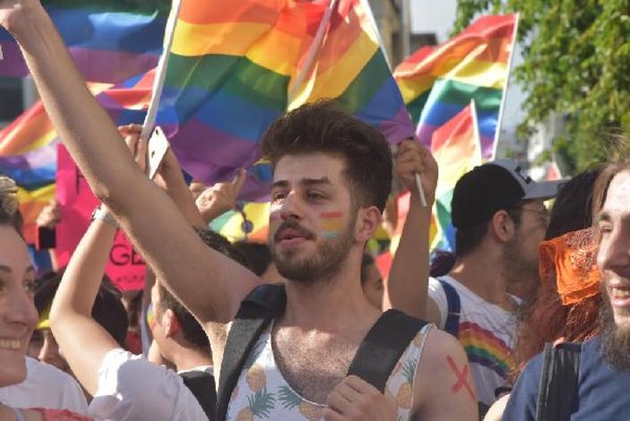 İzmir'de LGBT yürüyüşü