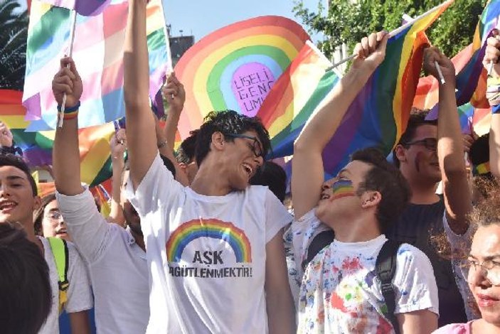 İzmir'de LGBT yürüyüşü
