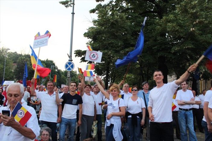 Romanya'da 'paralel devlet' protesto edildi