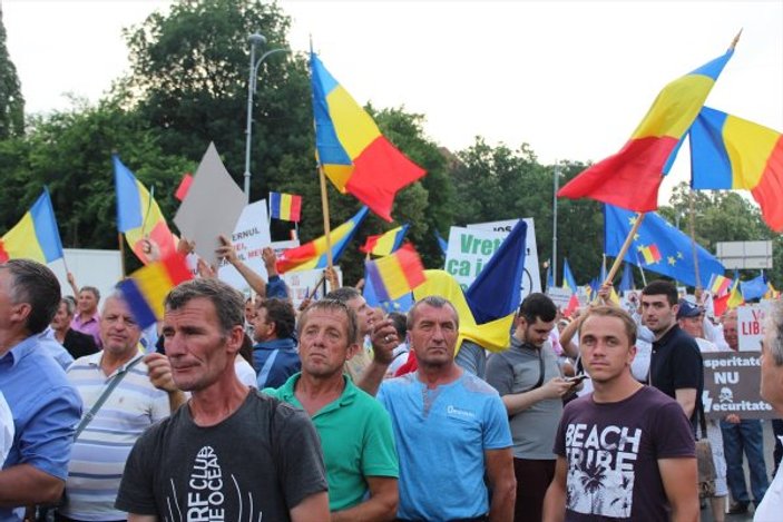 Romanya'da 'paralel devlet' protesto edildi