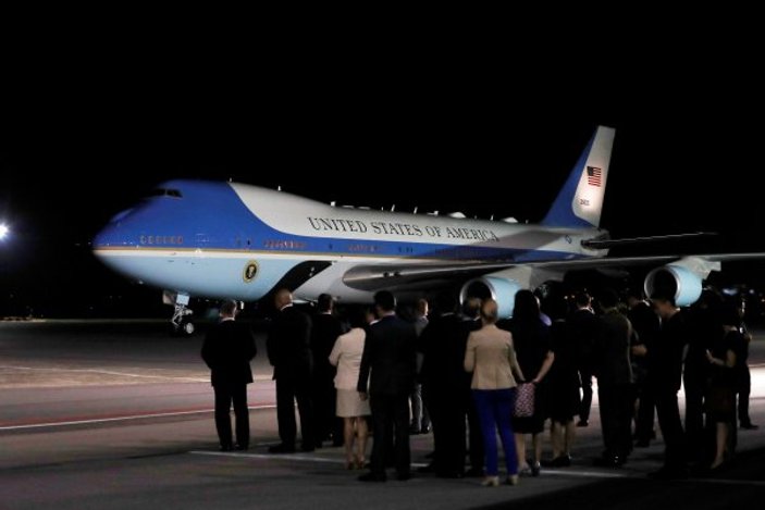 Kim'den sonra Trump'ın uçağı da indi