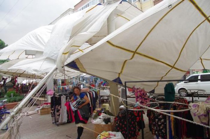 İzmir'deki şiddetli rüzgar pazar tezgahlarını yıktı