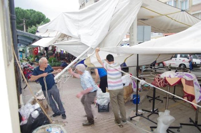 İzmir'deki şiddetli rüzgar pazar tezgahlarını yıktı