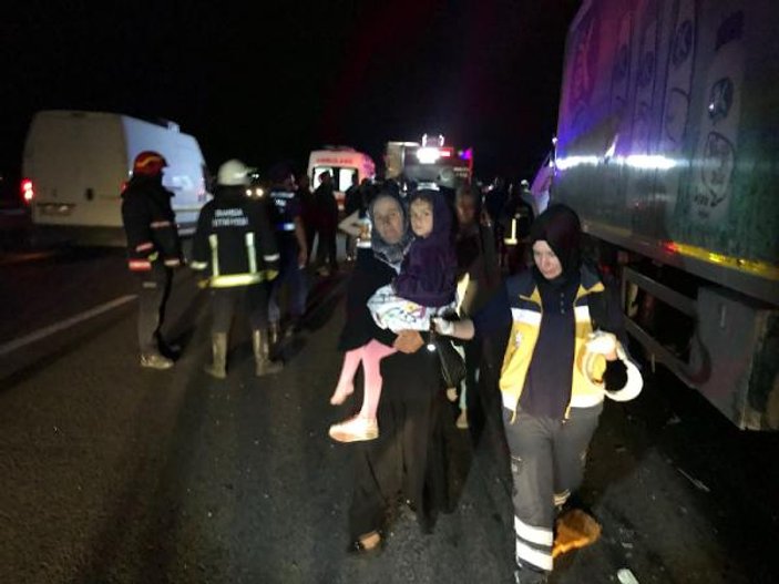 Bursa'da arıza yapan yolcu otobüsüne tır çarptı: 2 ölü