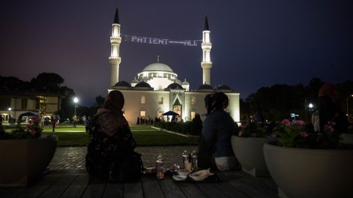 Amerikalı Müslümanlar Kadir Gecesi'nde camilere akın etti