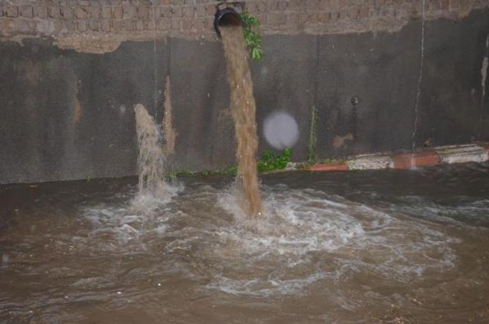 Aydın'daki sağanak yağış hayatı olumsuz etkiledi