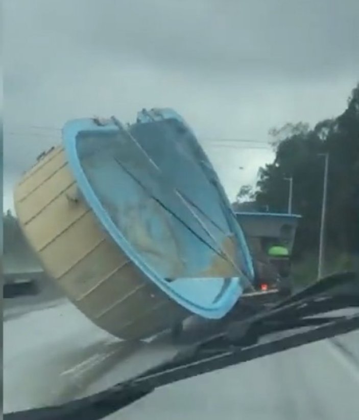 Brezilya'da yola düşen havuz trafiği kitledi