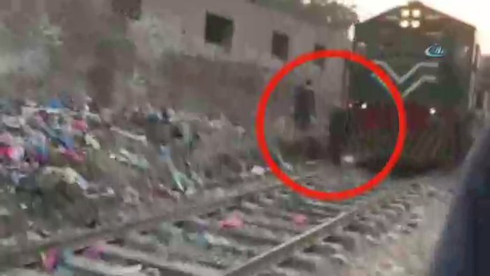 Pakistan’da tren, yaşlı adamı metrelerce sürükledi
