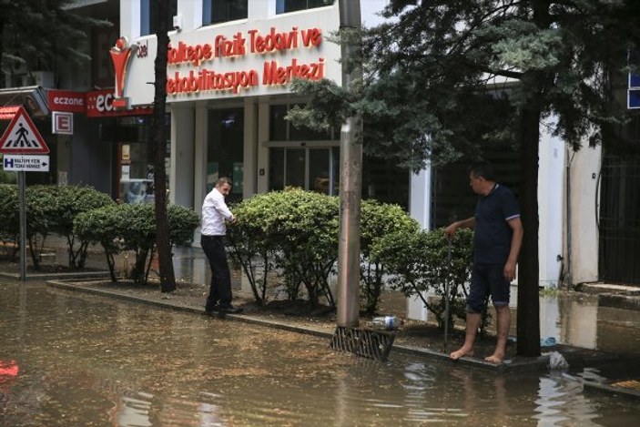 Ankara bayramı sağanak yağışla karşıladı