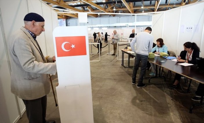 Belçika ve Hollanda'da Türklerin oy kullanma heyecanı