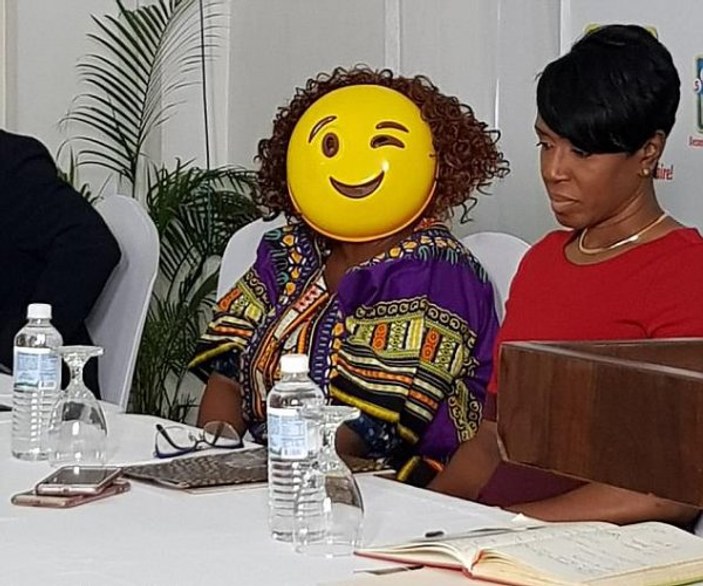 Jamaika'da loto kazanan kadın ödülünü maskeyle aldı