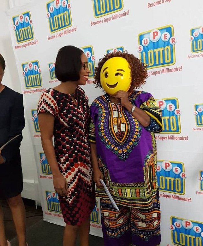Jamaika'da loto kazanan kadın ödülünü maskeyle aldı