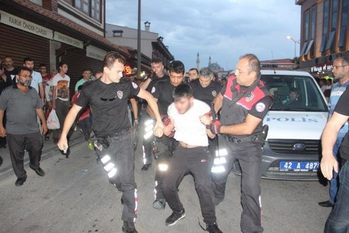 Konya’da seyyar satıcılar zabıtalara saldırdı: 2 yaralı