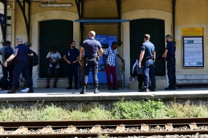 Fransa polisi göçmen çocukların ayakkabılarını parçalıyor