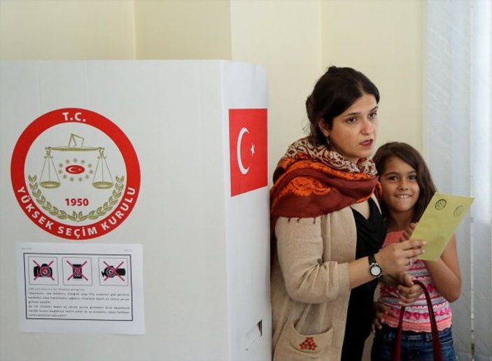 Yurtdışı Türkler oy vermeye devam ediyor