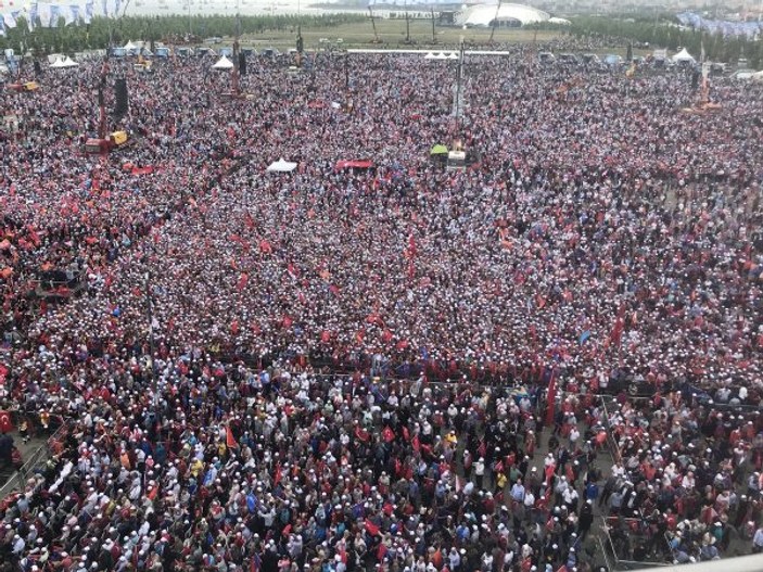 Vatandaşlar Yenikapı'daki mitinge akın etti