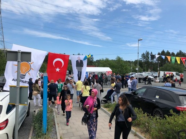 İsveç'te Türk vatandaşlarının demokrasi şöleni