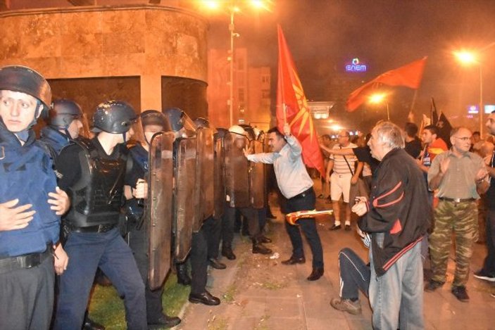 Yunanistan-Makedonya arsındaki kriz Üsküp'te isyan çıkarttı