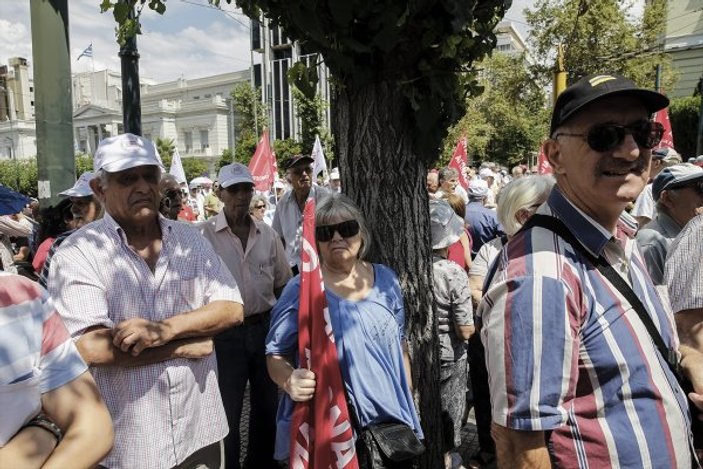 Yunanistan'da emekliler protesto gösterisi düzenledi