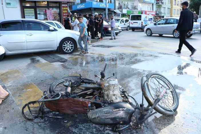 Polisten kaçarken trafiğe kızdı motosikletini yaktı
